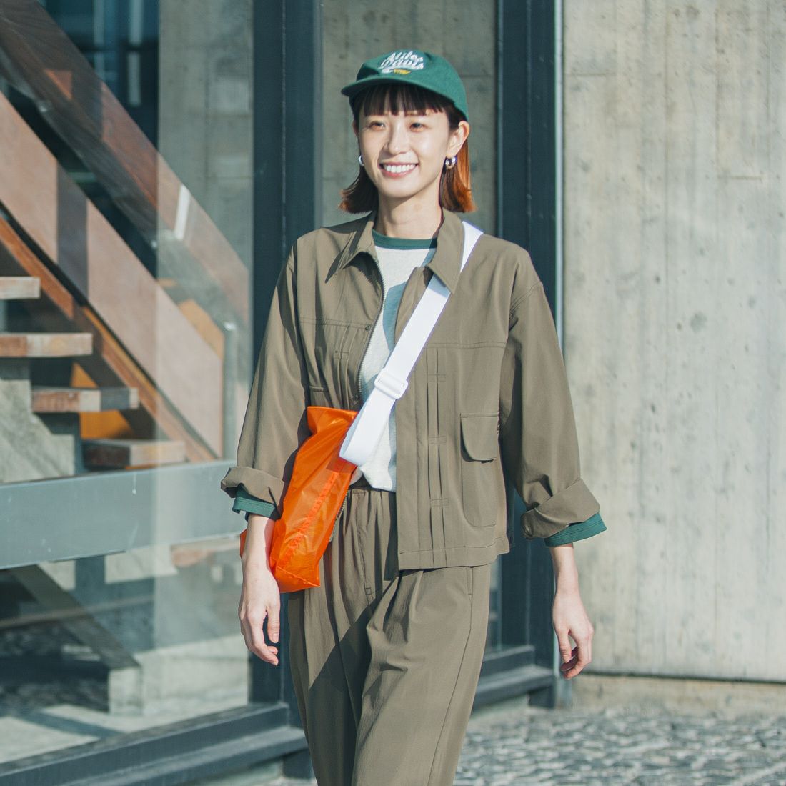 UNIVERSAL OVERALL [ユニバーサルオーバーオール] 別注 ストレッチナイロンシャツジャケット [U2512430IN-JF] OLIVE &&モデル身長：167cm 着用サイズ：F&&