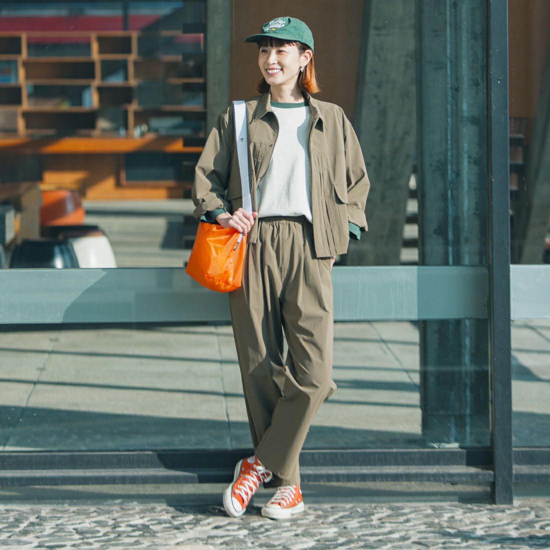 UNIVERSAL OVERALL [ユニバーサルオーバーオール] 別注 ストレッチナイロンシャツジャケット [U2512430IN-JF] OLIVE &&モデル身長：167cm 着用サイズ：F&&