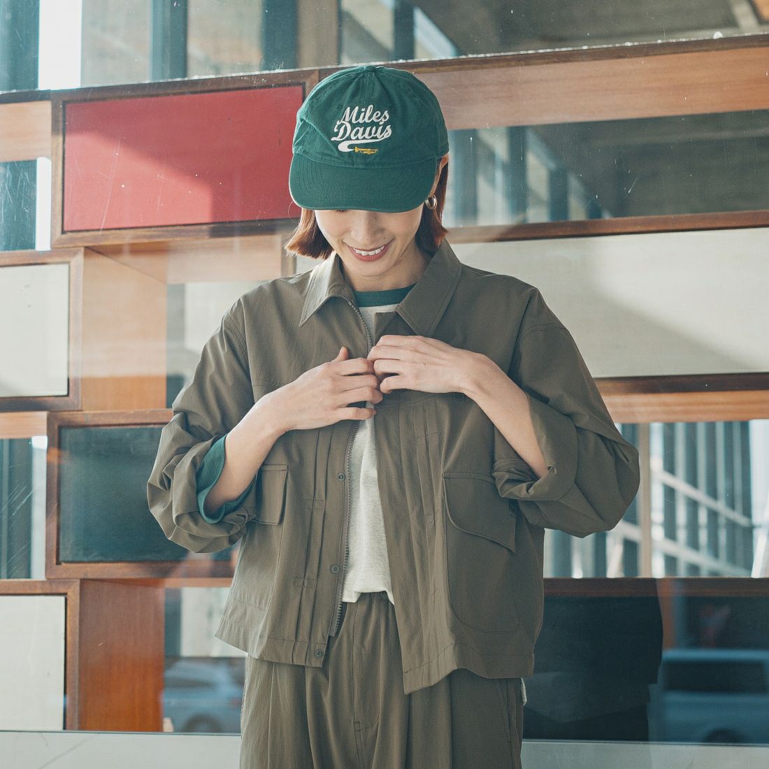 UNIVERSAL OVERALL [ユニバーサルオーバーオール] 別注 ストレッチナイロンシャツジャケット [U2512430IN-JF] OLIVE &&モデル身長：167cm 着用サイズ：F&&