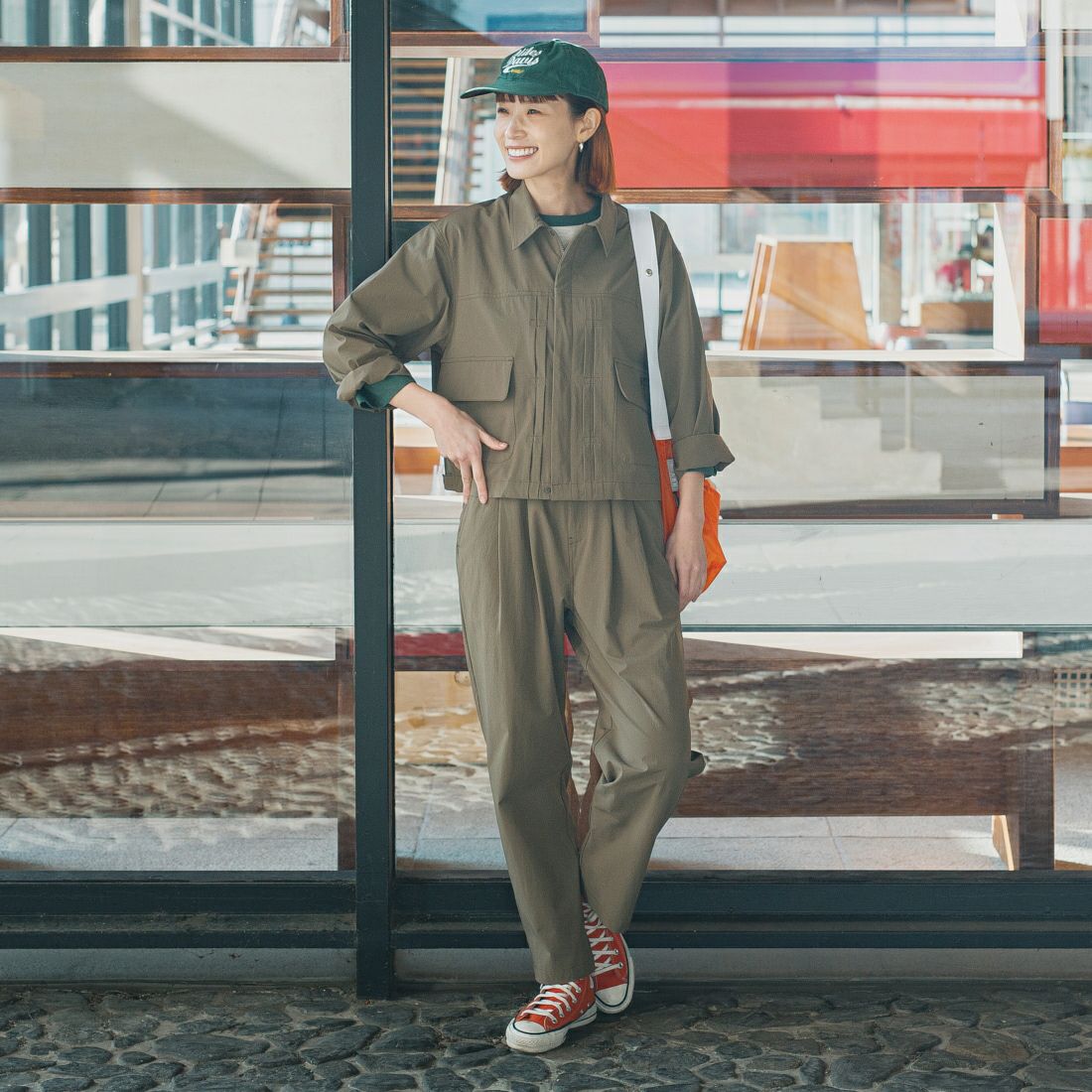 UNIVERSAL OVERALL [ユニバーサルオーバーオール] 別注 ストレッチナイロンシャツジャケット [U2512430IN-JF] OLIVE &&モデル身長：167cm 着用サイズ：F&&