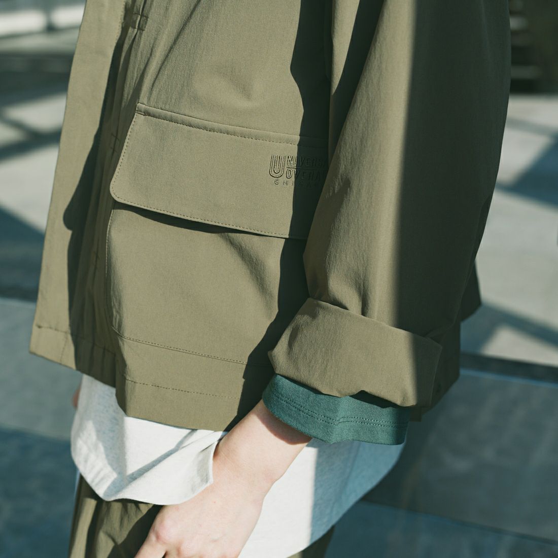 UNIVERSAL OVERALL [ユニバーサルオーバーオール] 別注 ストレッチナイロンシャツジャケット [U2512430IN-JF] OLIVE &&モデル身長：167cm 着用サイズ：F&&