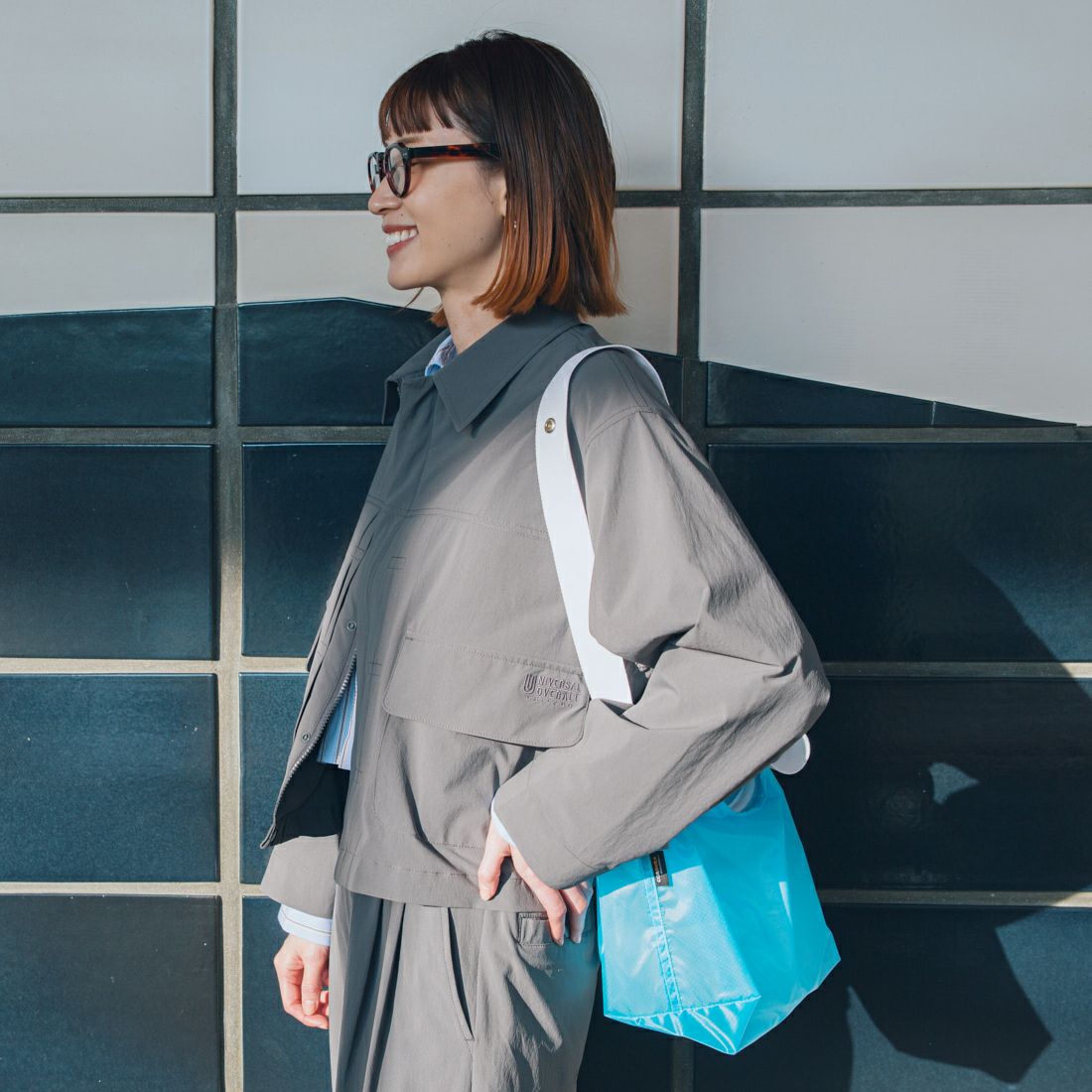 UNIVERSAL OVERALL [ユニバーサルオーバーオール] 別注 ストレッチナイロンシャツジャケット [U2512430IN-JF] CHARCOAL &&モデル身長：167cm 着用サイズ：F&&