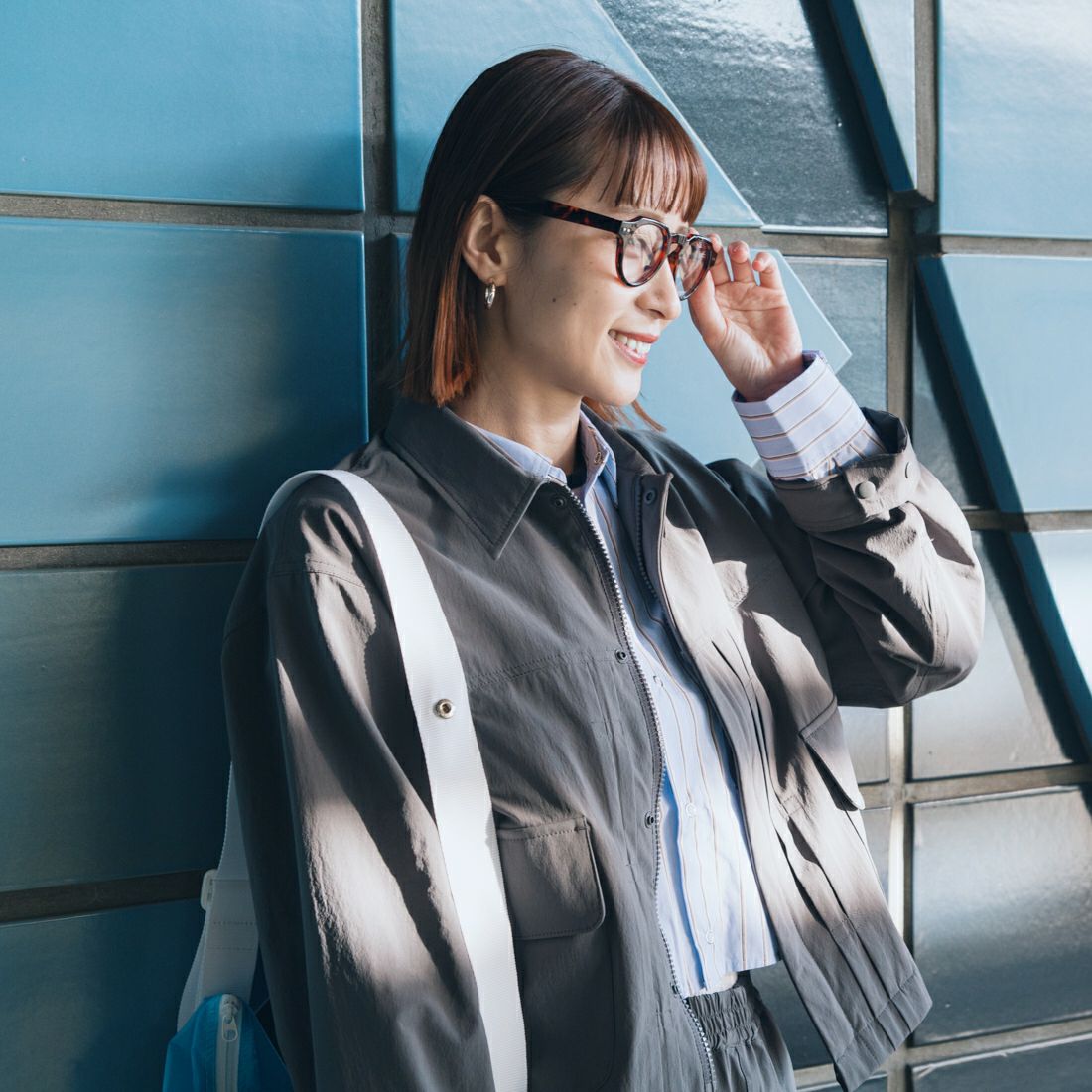 UNIVERSAL OVERALL [ユニバーサルオーバーオール] 別注 ストレッチナイロンシャツジャケット [U2512430IN-JF] CHARCOAL &&モデル身長：167cm 着用サイズ：F&&