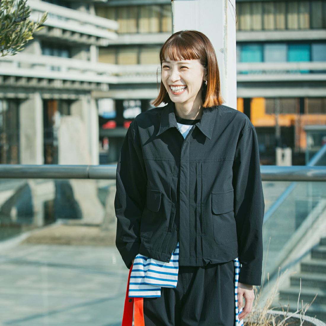 UNIVERSAL OVERALL [ユニバーサルオーバーオール] 別注 ストレッチナイロンシャツジャケット [U2512430IN-JF] BLACK &&モデル身長：167cm 着用サイズ：F&&