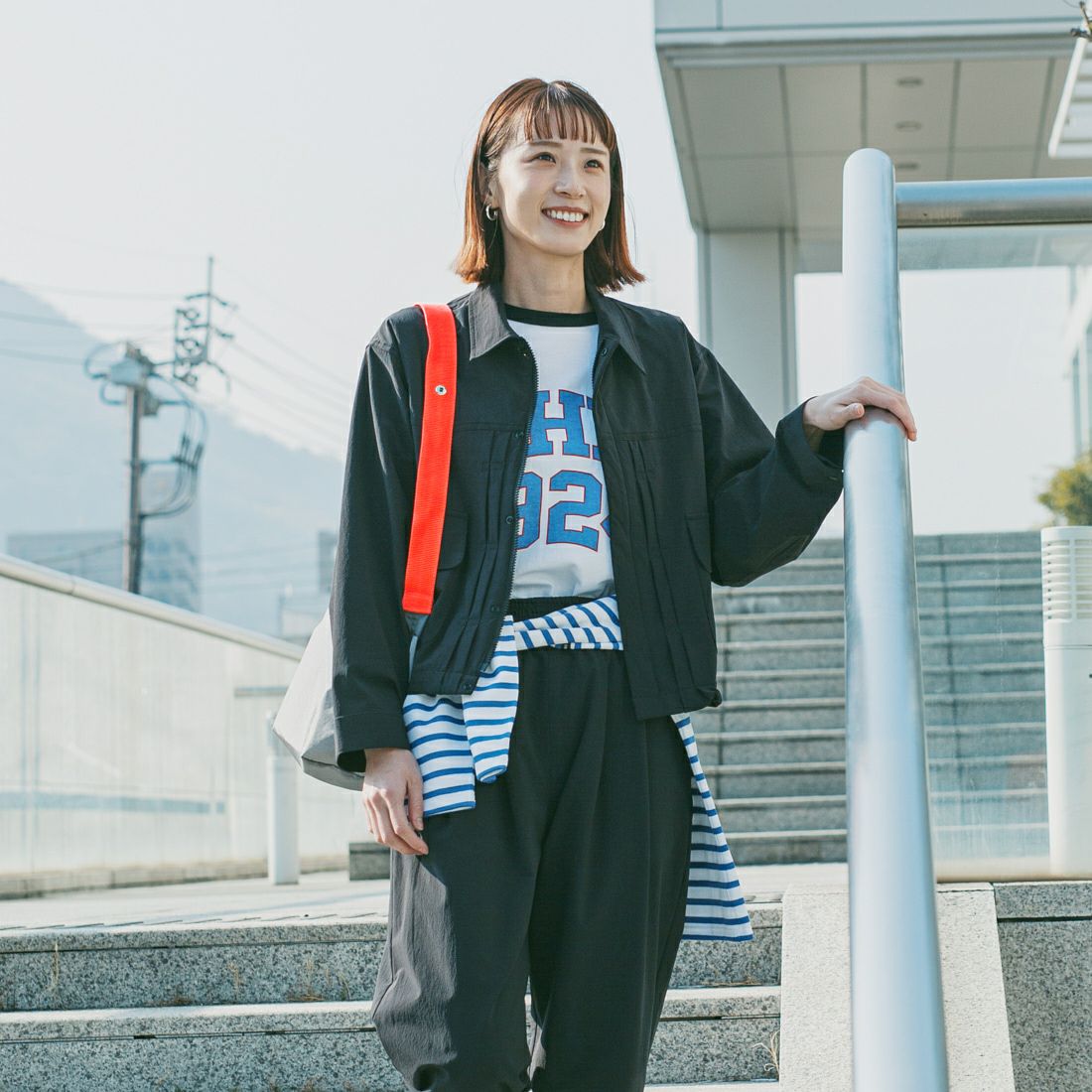 UNIVERSAL OVERALL [ユニバーサルオーバーオール] 別注 ストレッチナイロンシャツジャケット [U2512430IN-JF] BLACK &&モデル身長：167cm 着用サイズ：F&&