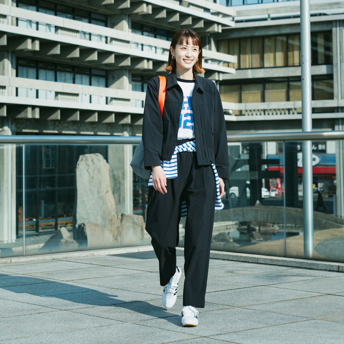 UNIVERSAL OVERALL [ユニバーサルオーバーオール] 別注 ストレッチナイロンシャツジャケット [U2512430IN-JF] BLACK &&モデル身長：167cm 着用サイズ：F&&