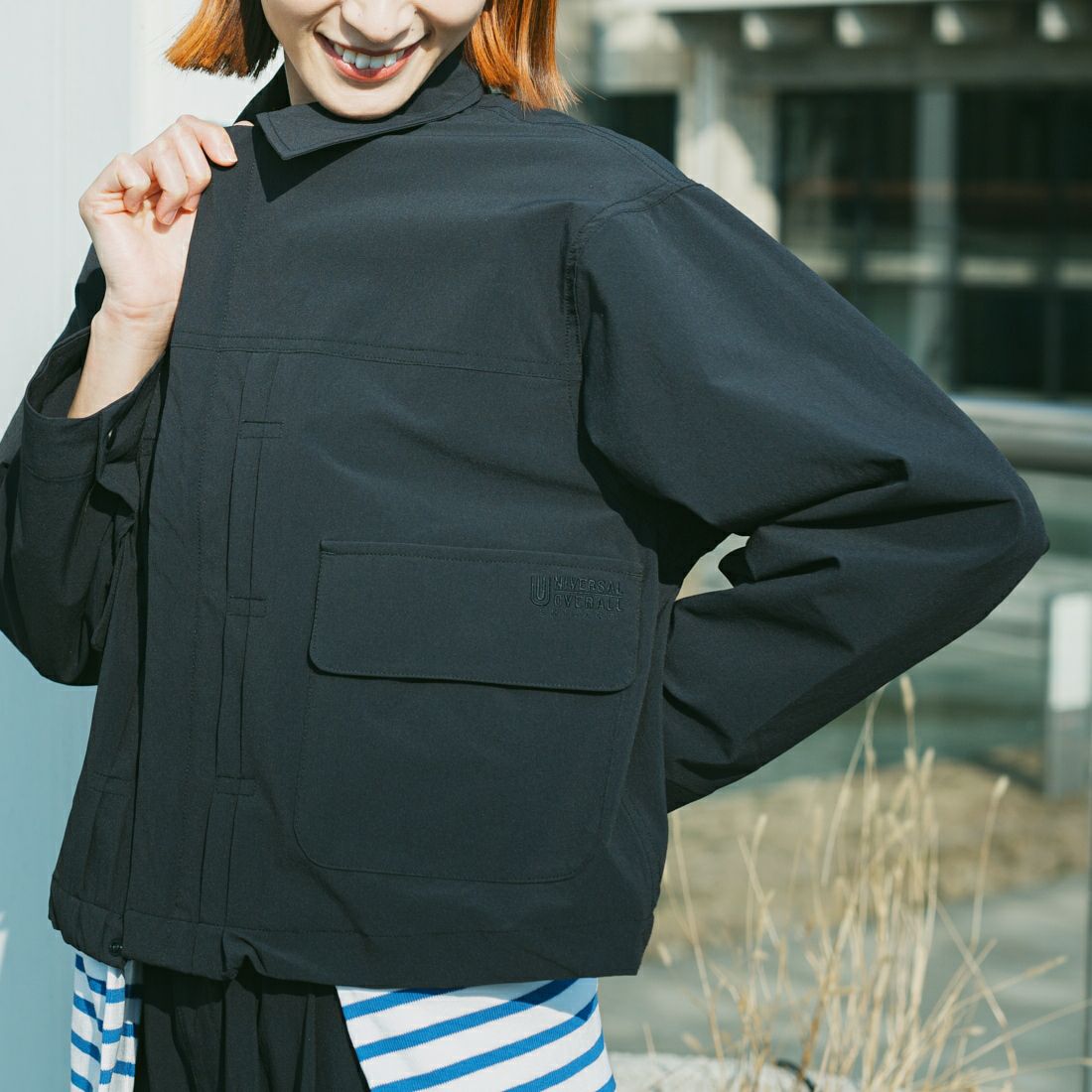 UNIVERSAL OVERALL [ユニバーサルオーバーオール] 別注 ストレッチナイロンシャツジャケット [U2512430IN-JF] BLACK &&モデル身長：167cm 着用サイズ：F&&