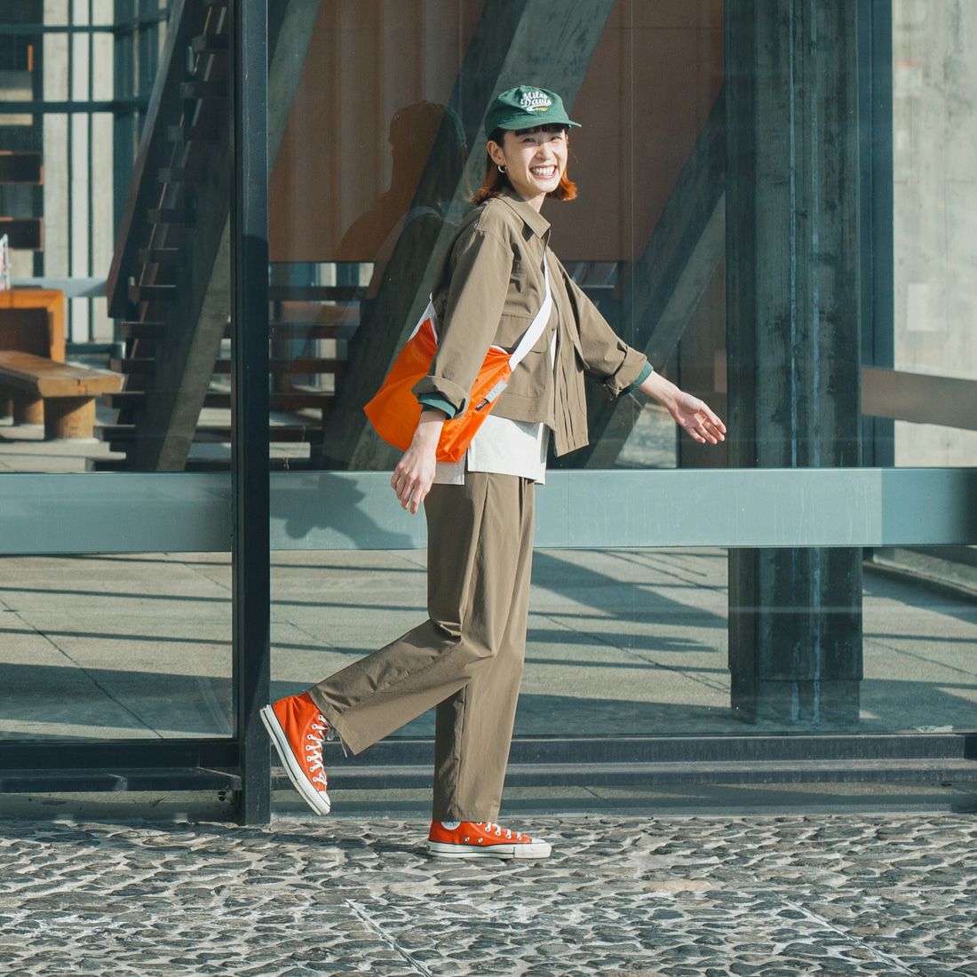 UNIVERSAL OVERALL [ユニバーサルオーバーオール] 別注 ストレッチナイロンイージーパンツ [U2513606IN-JF] OLIVE &&モデル身長：167cm 着用サイズ：F&&