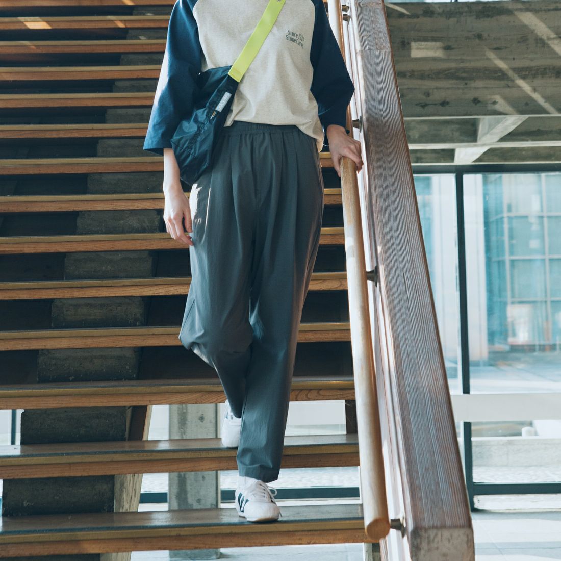 UNIVERSAL OVERALL [ユニバーサルオーバーオール] 別注 ストレッチナイロンイージーパンツ [U2513606IN-JF] CHARCOAL &&モデル身長：167cm 着用サイズ：F&&