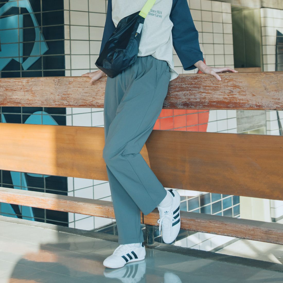 UNIVERSAL OVERALL [ユニバーサルオーバーオール] 別注 ストレッチナイロンイージーパンツ [U2513606IN-JF] CHARCOAL &&モデル身長：167cm 着用サイズ：F&&