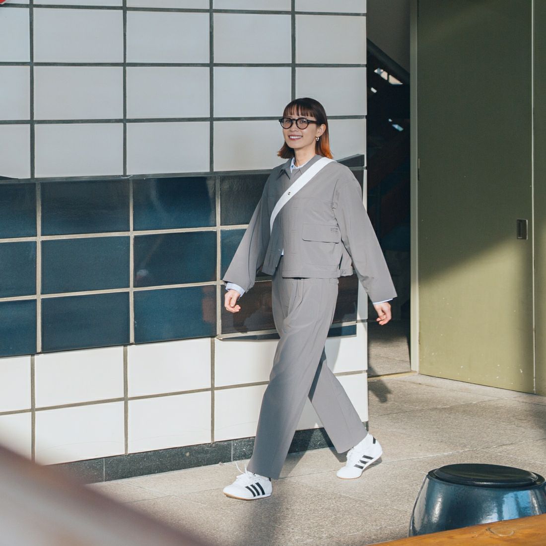 UNIVERSAL OVERALL [ユニバーサルオーバーオール] 別注 ストレッチナイロンイージーパンツ [U2513606IN-JF] CHARCOAL &&モデル身長：167cm 着用サイズ：F&&