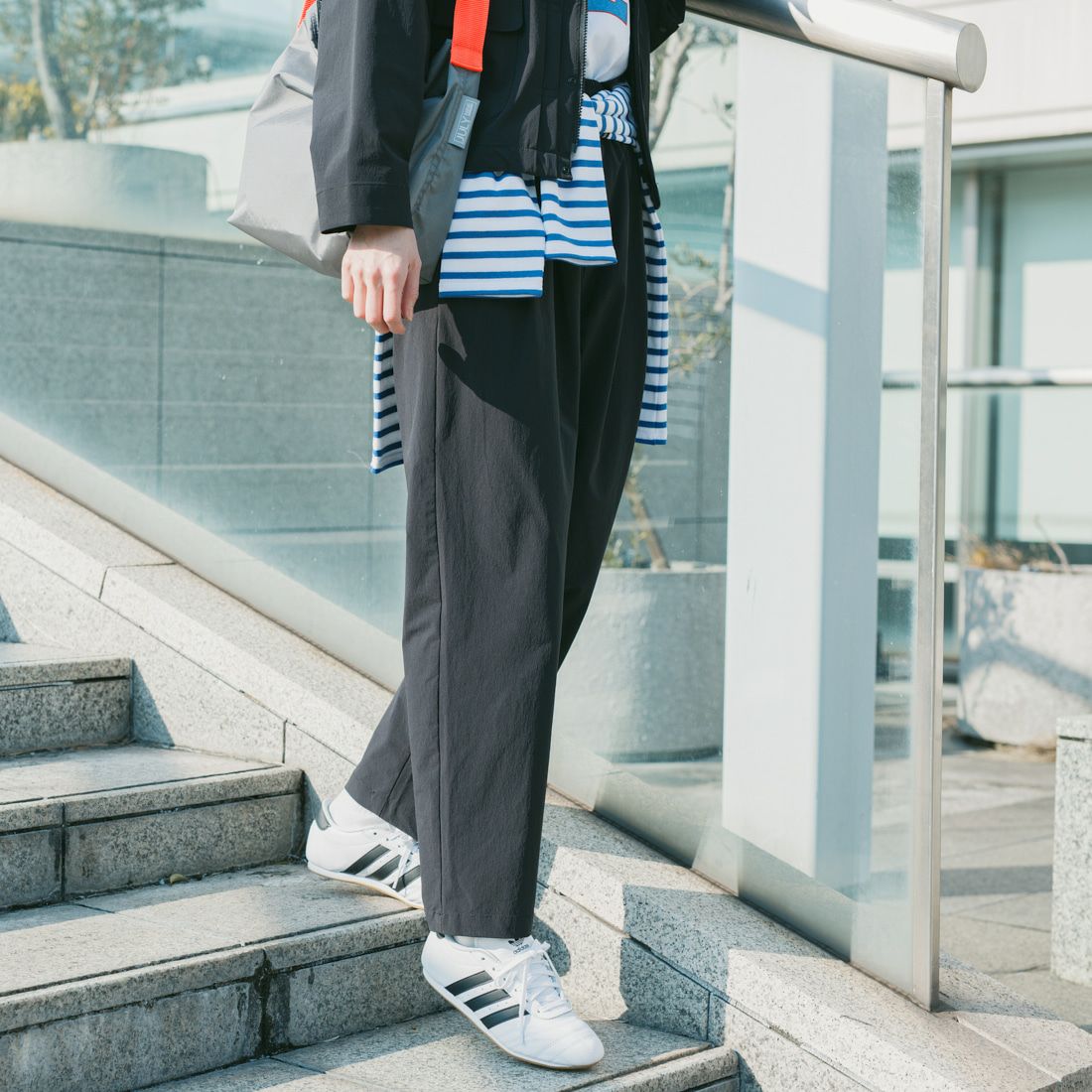 UNIVERSAL OVERALL [ユニバーサルオーバーオール] 別注 ストレッチナイロンイージーパンツ [U2513606IN-JF] BLACK &&モデル身長：167cm 着用サイズ：F&&