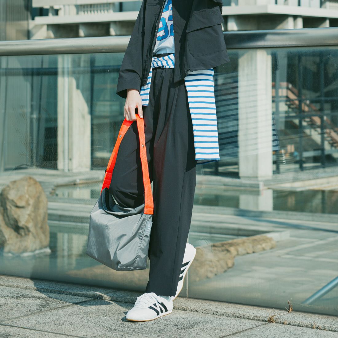 UNIVERSAL OVERALL [ユニバーサルオーバーオール] 別注 ストレッチナイロンイージーパンツ [U2513606IN-JF] BLACK &&モデル身長：167cm 着用サイズ：F&&