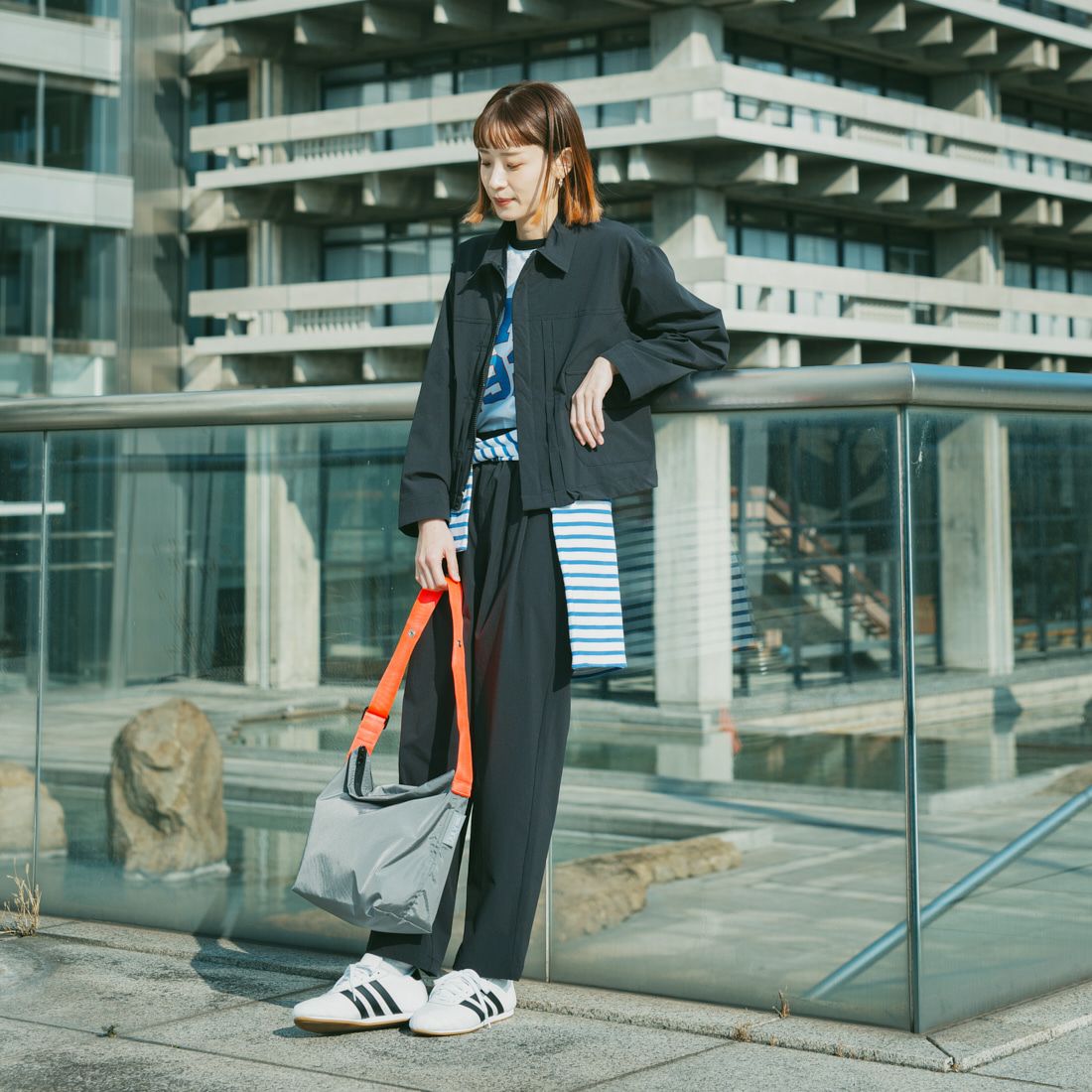 UNIVERSAL OVERALL [ユニバーサルオーバーオール] 別注 ストレッチナイロンイージーパンツ [U2513606IN-JF] BLACK &&モデル身長：167cm 着用サイズ：F&&