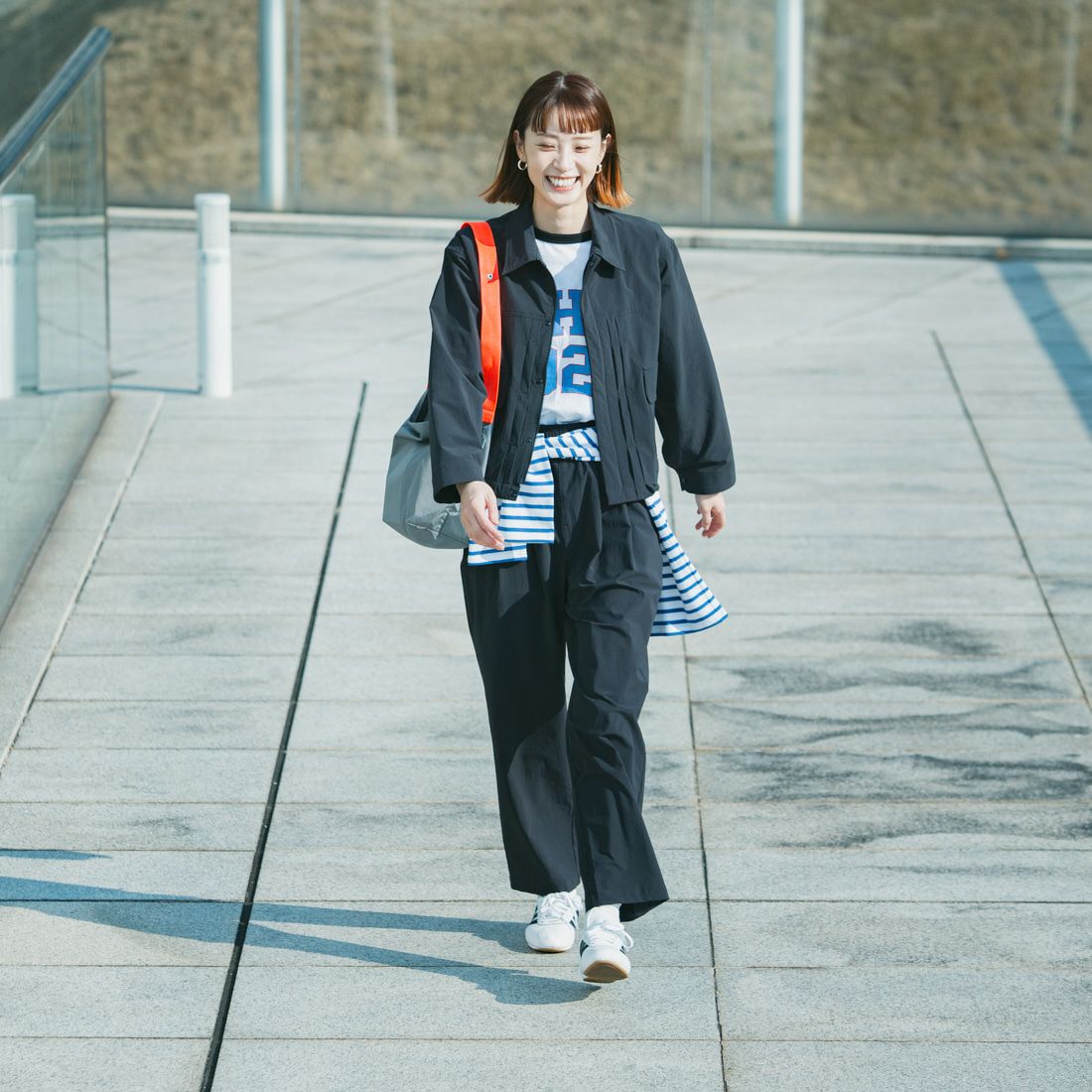 UNIVERSAL OVERALL [ユニバーサルオーバーオール] 別注 ストレッチナイロンイージーパンツ [U2513606IN-JF] BLACK &&モデル身長：167cm 着用サイズ：F&&