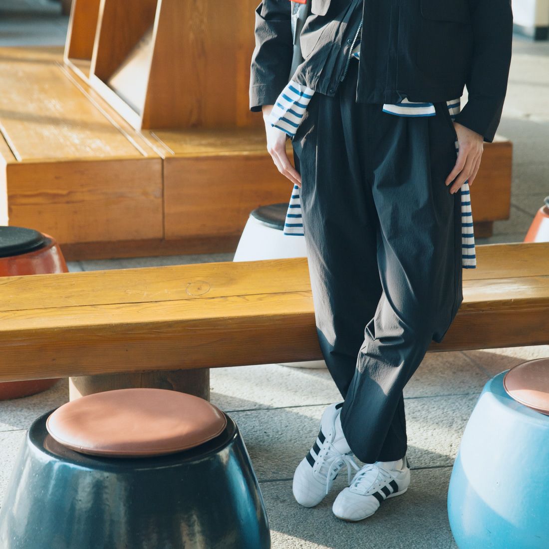 UNIVERSAL OVERALL [ユニバーサルオーバーオール] 別注 ストレッチナイロンイージーパンツ [U2513606IN-JF] BLACK &&モデル身長：167cm 着用サイズ：F&&