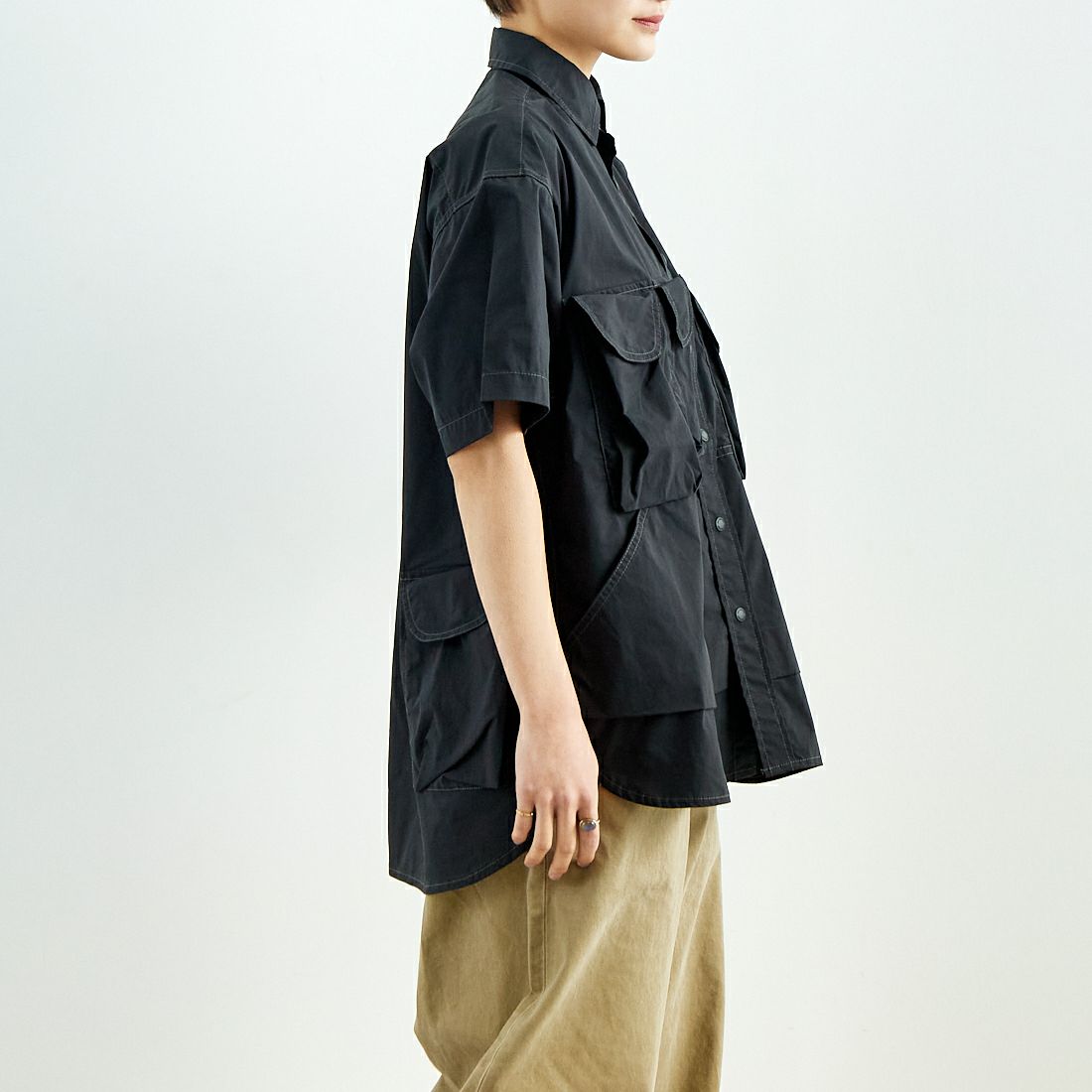 and wander [アンドワンダー] マルチポケットSSシャツ [5745183069] BLACK &&モデル身長：160cm 着用サイズ：S&&