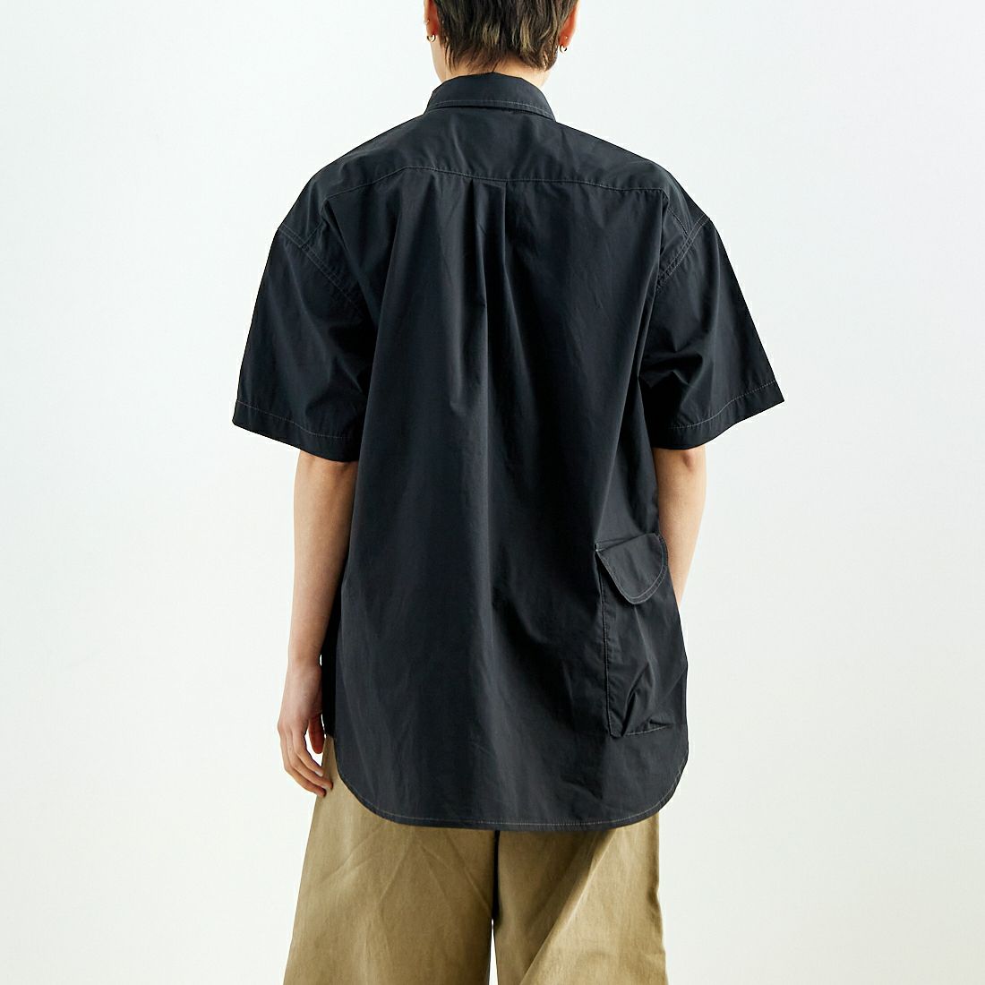 and wander [アンドワンダー] マルチポケットSSシャツ [5745183069] BLACK &&モデル身長：160cm 着用サイズ：S&&