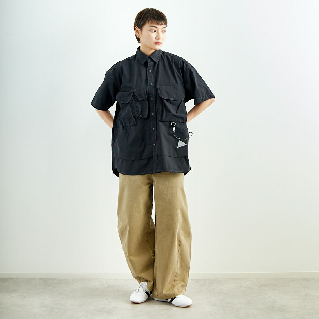 and wander [アンドワンダー] マルチポケットSSシャツ [5745183069] BLACK &&モデル身長：160cm 着用サイズ：S&&
