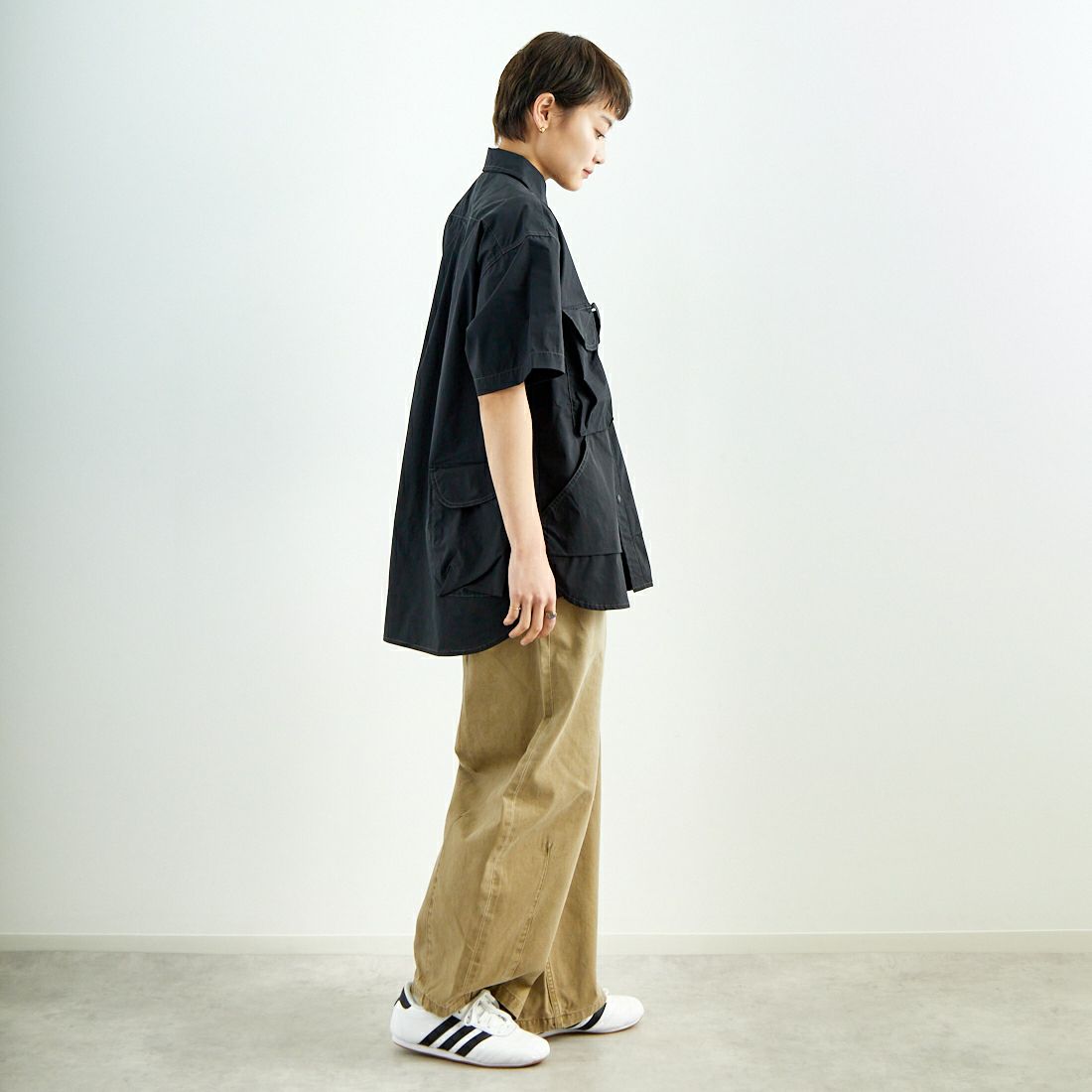 and wander [アンドワンダー] マルチポケットSSシャツ [5745183069] BLACK &&モデル身長：160cm 着用サイズ：S&&