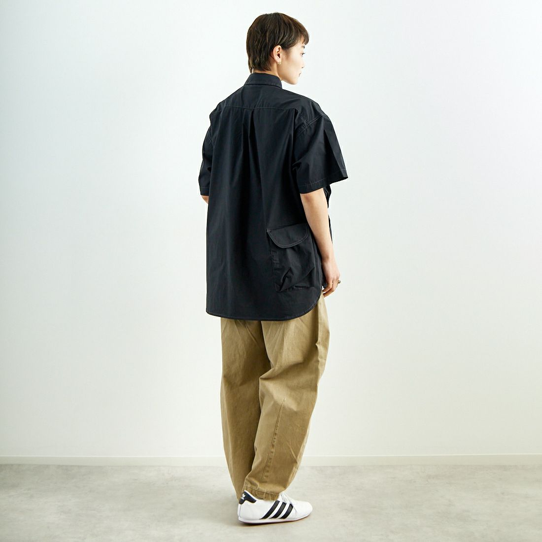 and wander [アンドワンダー] マルチポケットSSシャツ [5745183069] BLACK &&モデル身長：160cm 着用サイズ：S&&