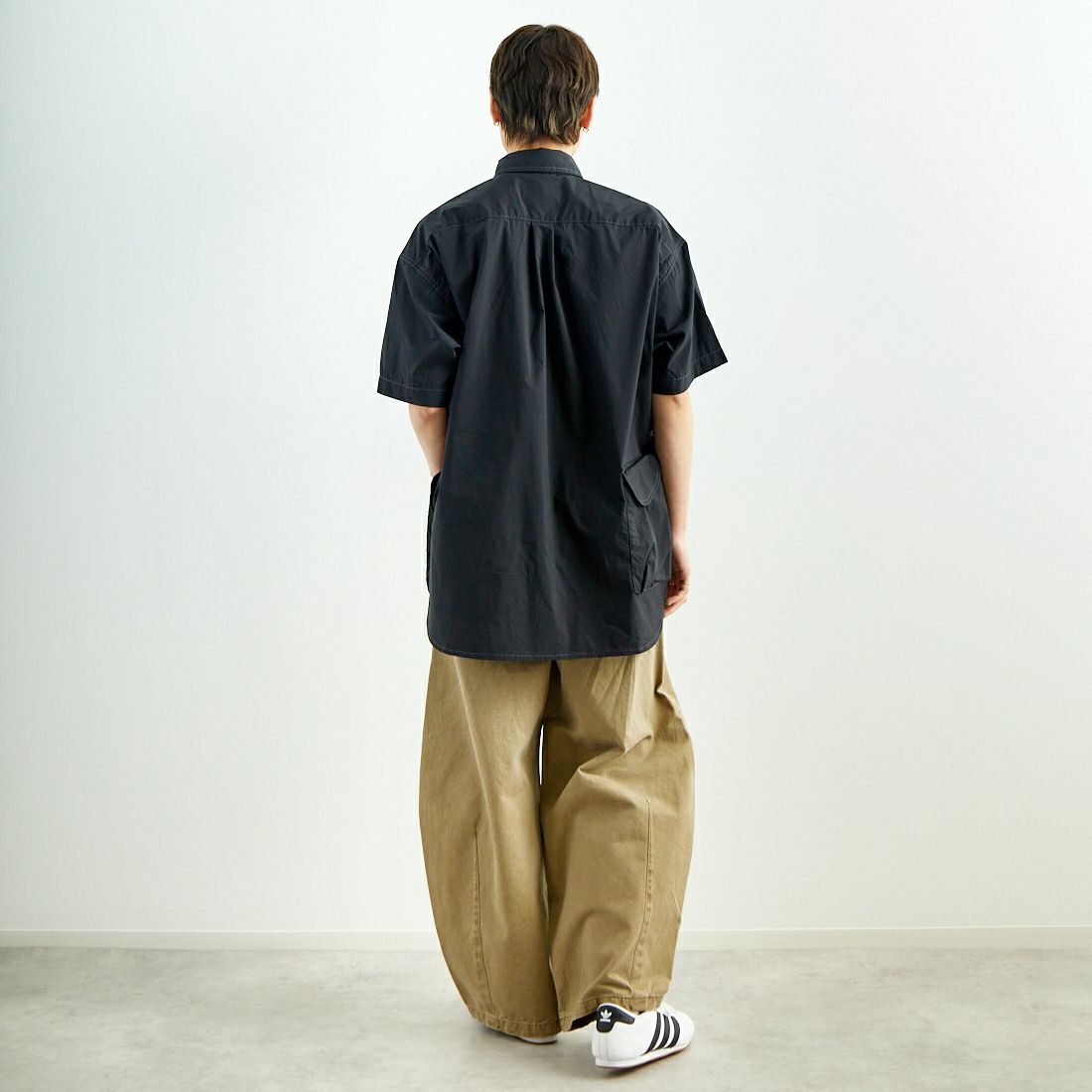 and wander [アンドワンダー] マルチポケットSSシャツ [5745183069] BLACK &&モデル身長：160cm 着用サイズ：S&&