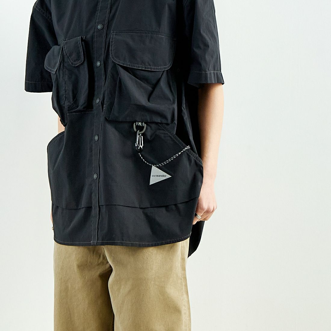 and wander [アンドワンダー] マルチポケットSSシャツ [5745183069] BLACK &&モデル身長：160cm 着用サイズ：S&&