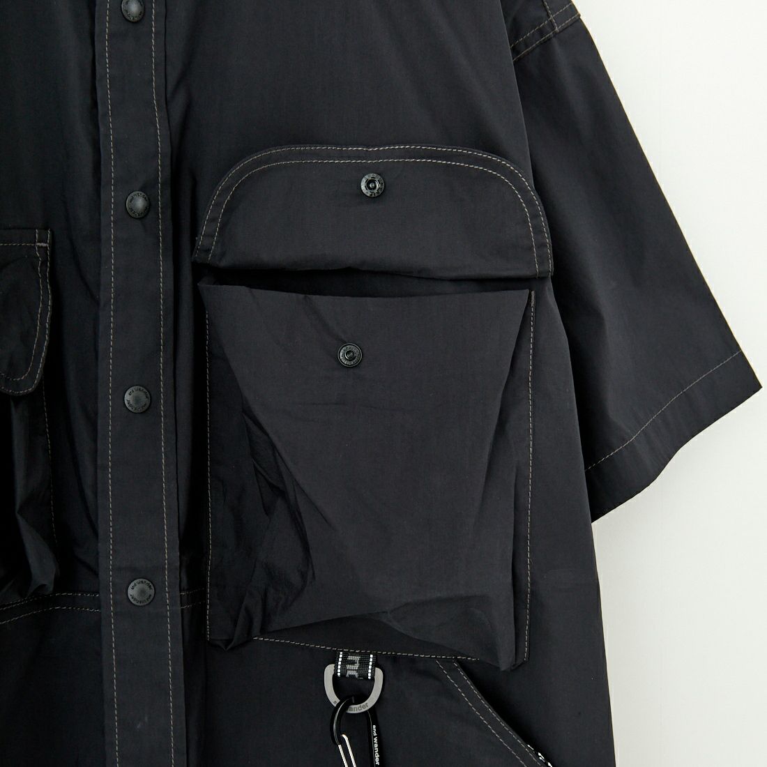 and wander [アンドワンダー] マルチポケットSSシャツ [5745183069] BLACK