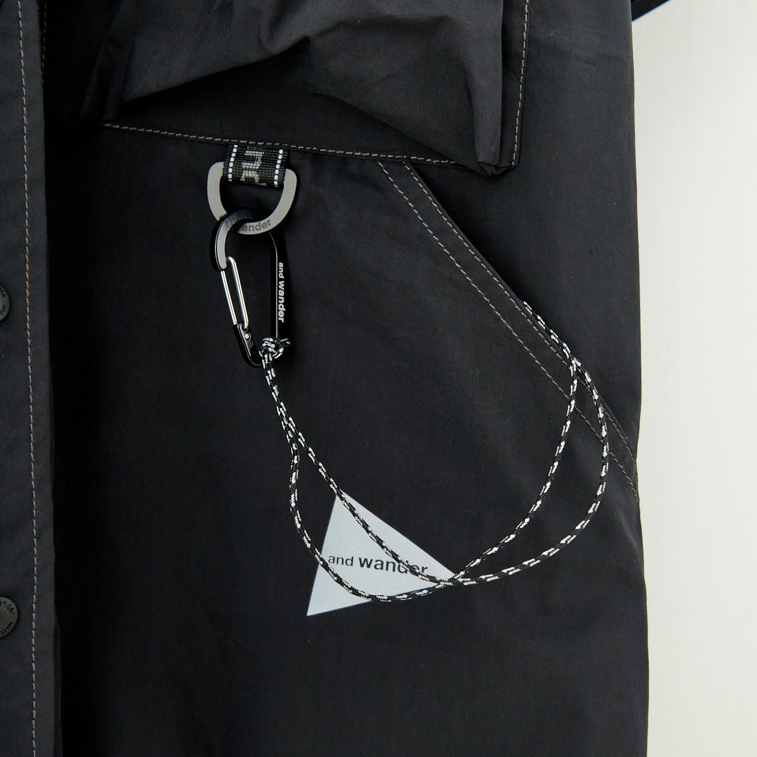 and wander [アンドワンダー] マルチポケットSSシャツ [5745183069] BLACK