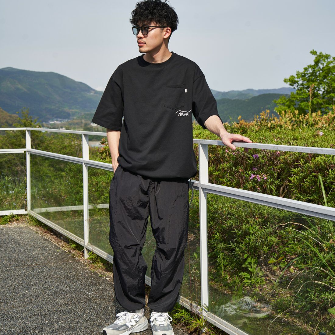JEANSFACTORY × NANGA [ジーンズファクトリー × ナンガ] 別注 ルーズフィット ドローコードポケットTシャツ [NW25SS-JF5] BLACK &&モデル身長：168cm 着用サイズ：M&&