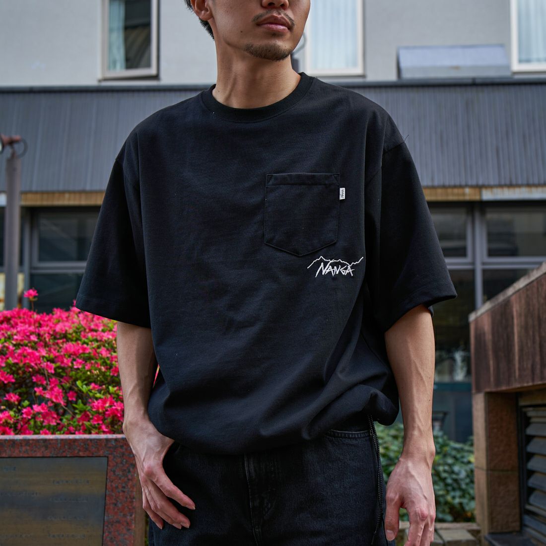 JEANSFACTORY × NANGA [ジーンズファクトリー × ナンガ] 別注 ルーズフィット ドローコードポケットTシャツ [NW25SS-JF5] BLACK &&モデル身長：168cm 着用サイズ：M&&