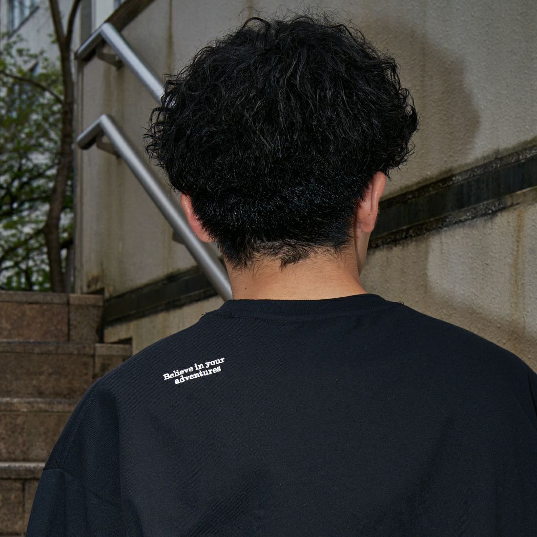 JEANSFACTORY × NANGA [ジーンズファクトリー × ナンガ] 別注 ルーズフィット ドローコードポケットTシャツ [NW25SS-JF5] BLACK &&モデル身長：168cm 着用サイズ：M&&