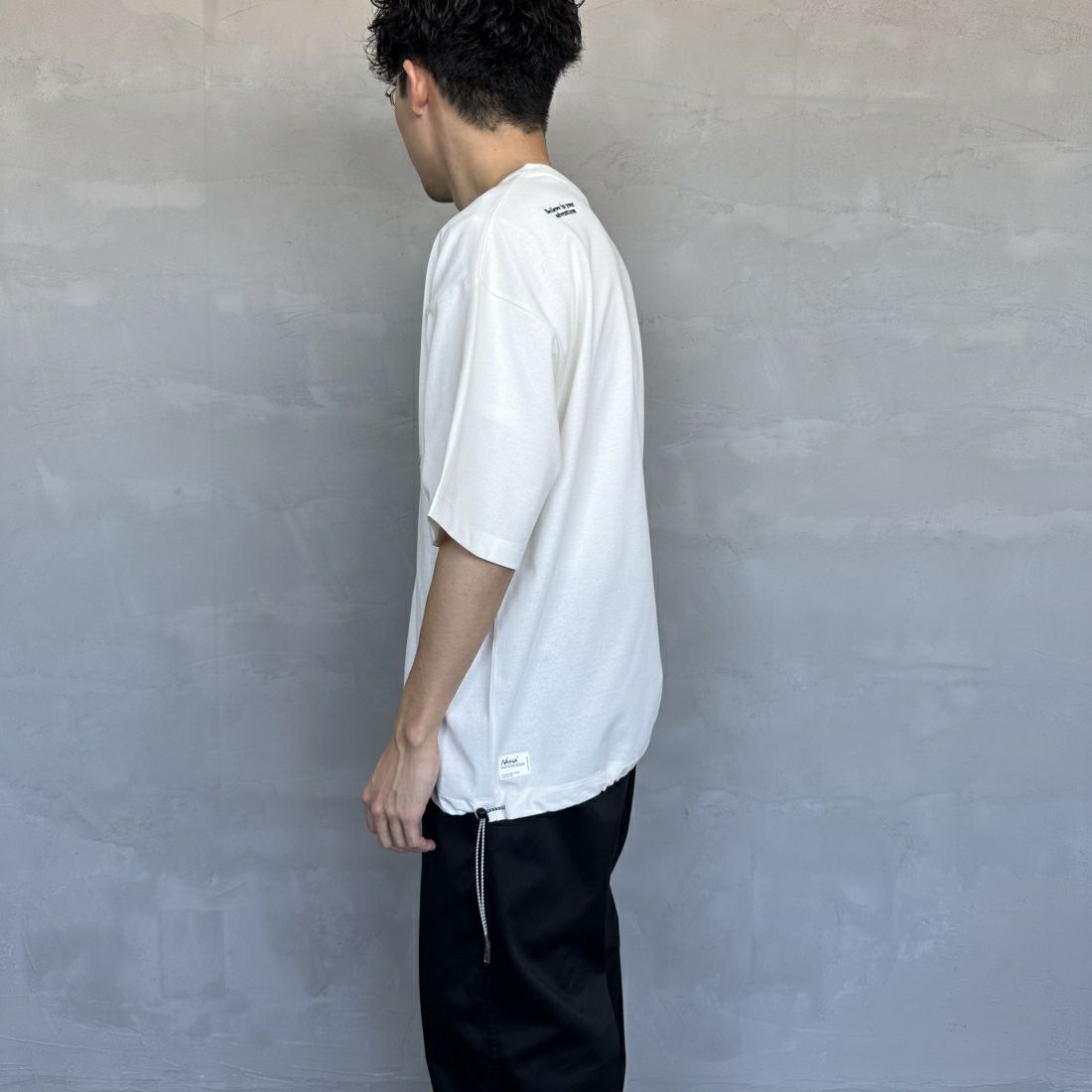 JEANSFACTORY × NANGA [ジーンズファクトリー × ナンガ] 別注 ルーズフィット ドローコードポケットTシャツ [NW25SS-JF5] WHITE &&モデル身長：168cm 着用サイズ：M&&