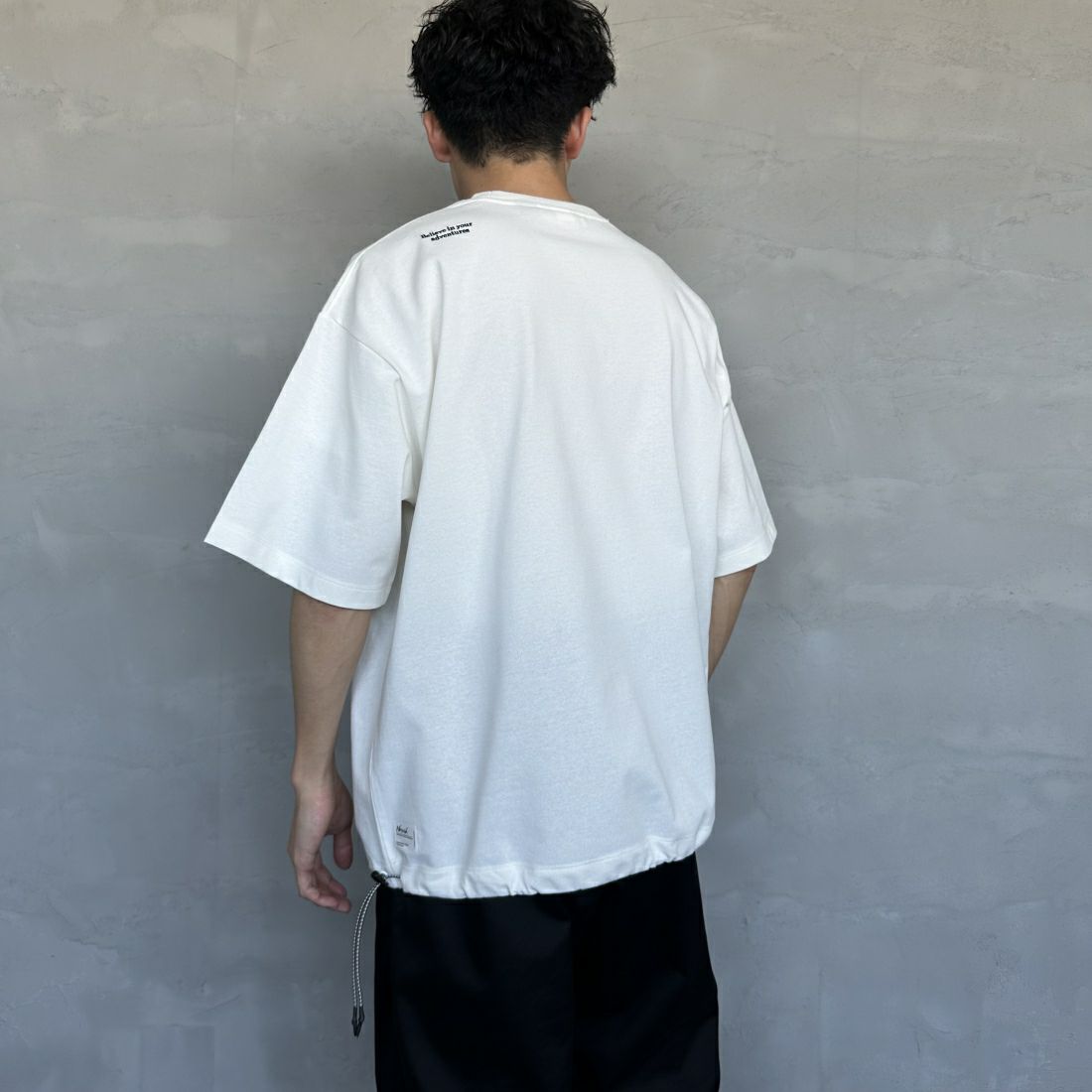 JEANSFACTORY × NANGA [ジーンズファクトリー × ナンガ] 別注 ルーズフィット ドローコードポケットTシャツ [NW25SS-JF5] WHITE &&モデル身長：168cm 着用サイズ：M&&