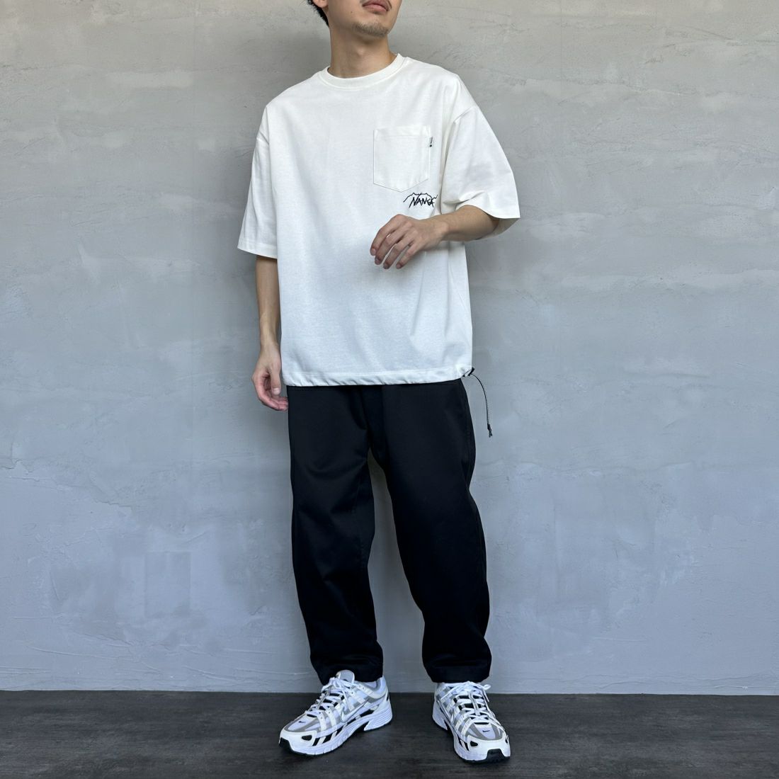 JEANSFACTORY × NANGA [ジーンズファクトリー × ナンガ] 別注 ルーズフィット ドローコードポケットTシャツ [NW25SS-JF5] WHITE &&モデル身長：168cm 着用サイズ：M&&