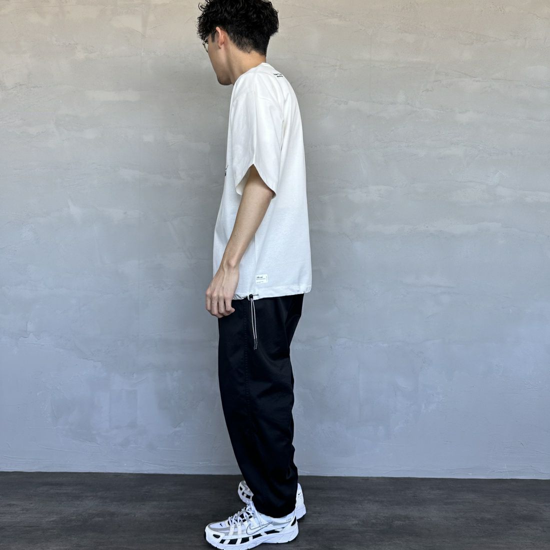 JEANSFACTORY × NANGA [ジーンズファクトリー × ナンガ] 別注 ルーズフィット ドローコードポケットTシャツ [NW25SS-JF5] WHITE &&モデル身長：168cm 着用サイズ：M&&