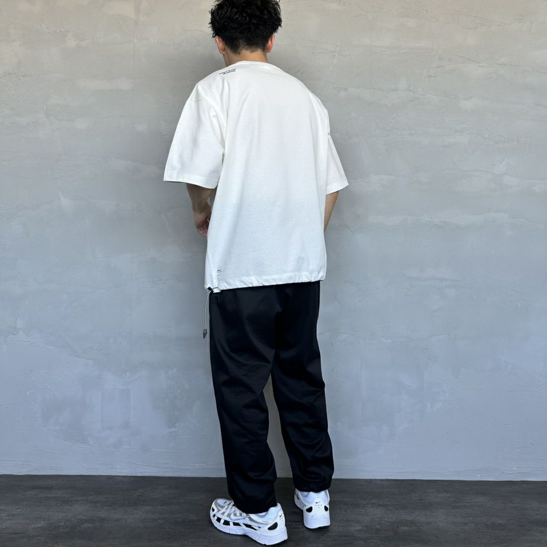 JEANSFACTORY × NANGA [ジーンズファクトリー × ナンガ] 別注 ルーズフィット ドローコードポケットTシャツ [NW25SS-JF5] WHITE &&モデル身長：168cm 着用サイズ：M&&