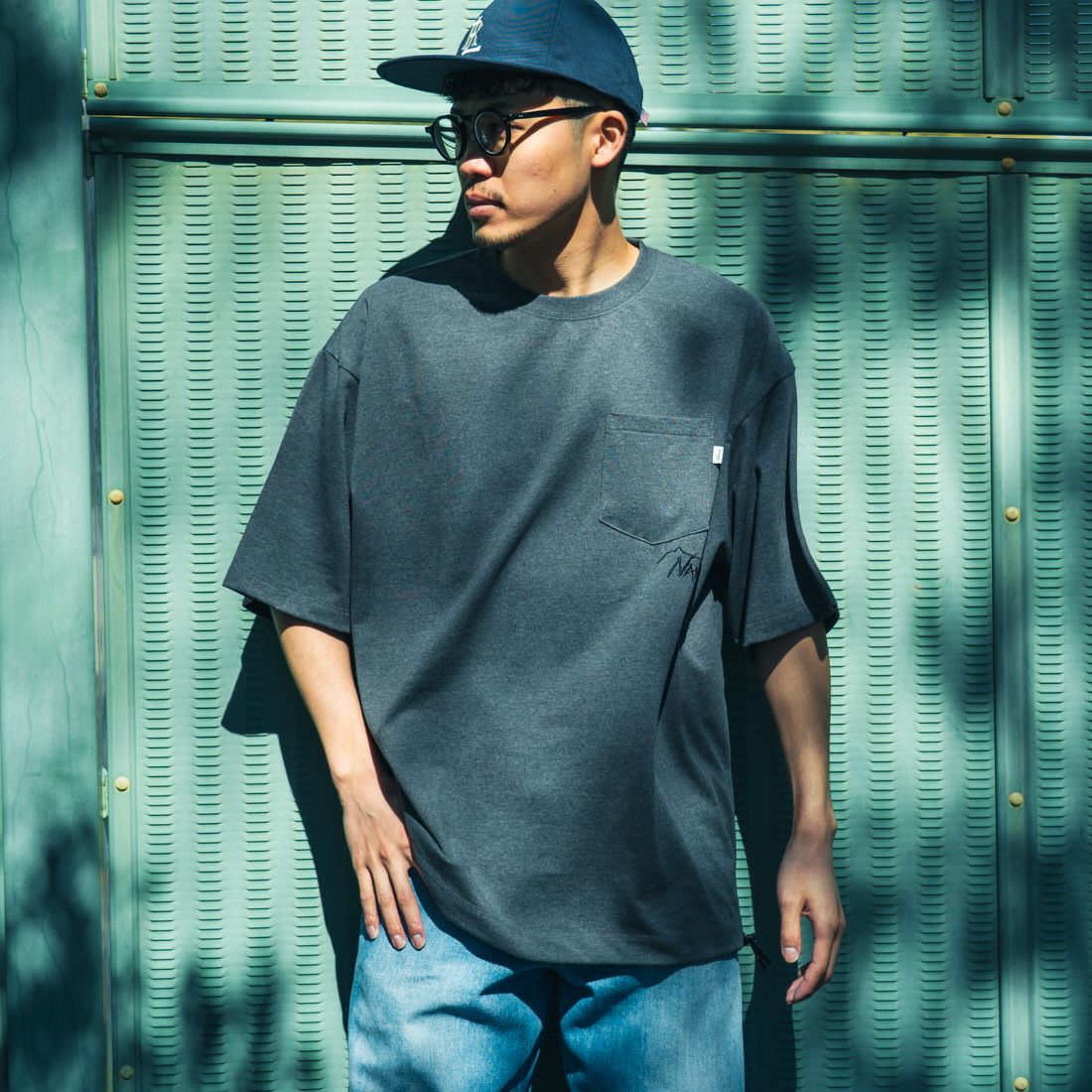 JEANSFACTORY × NANGA [ジーンズファクトリー × ナンガ] 別注 ルーズフィット ドローコードポケットTシャツ [NW25SS-JF5] CHARCOAL &&モデル身長：168cm 着用サイズ：L&&