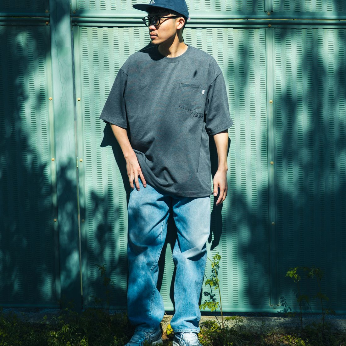 JEANSFACTORY × NANGA [ジーンズファクトリー × ナンガ] 別注 ルーズフィット ドローコードポケットTシャツ [NW25SS-JF5] CHARCOAL &&モデル身長：168cm 着用サイズ：L&&