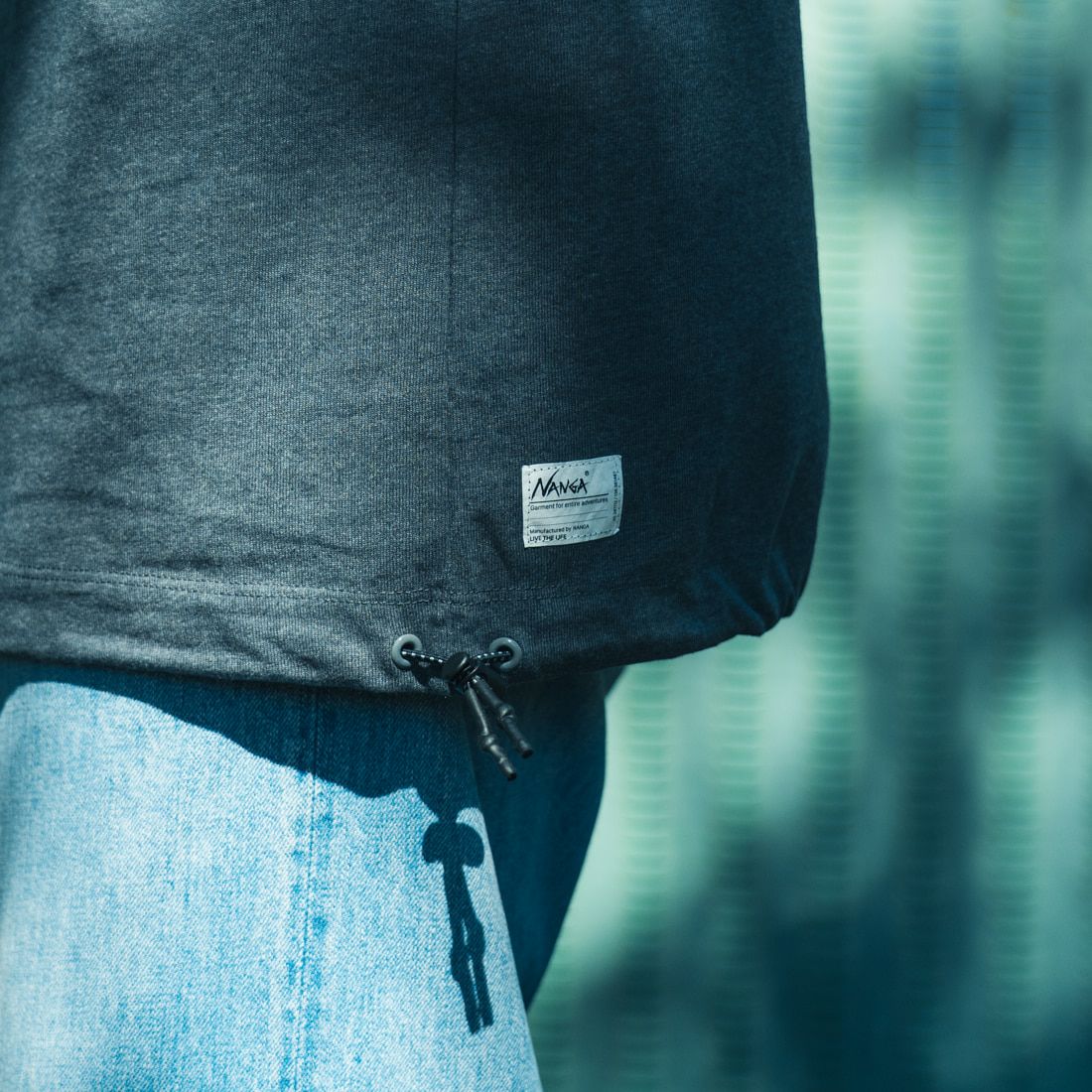 JEANSFACTORY × NANGA [ジーンズファクトリー × ナンガ] 別注 ルーズフィット ドローコードポケットTシャツ [NW25SS-JF5] CHARCOAL