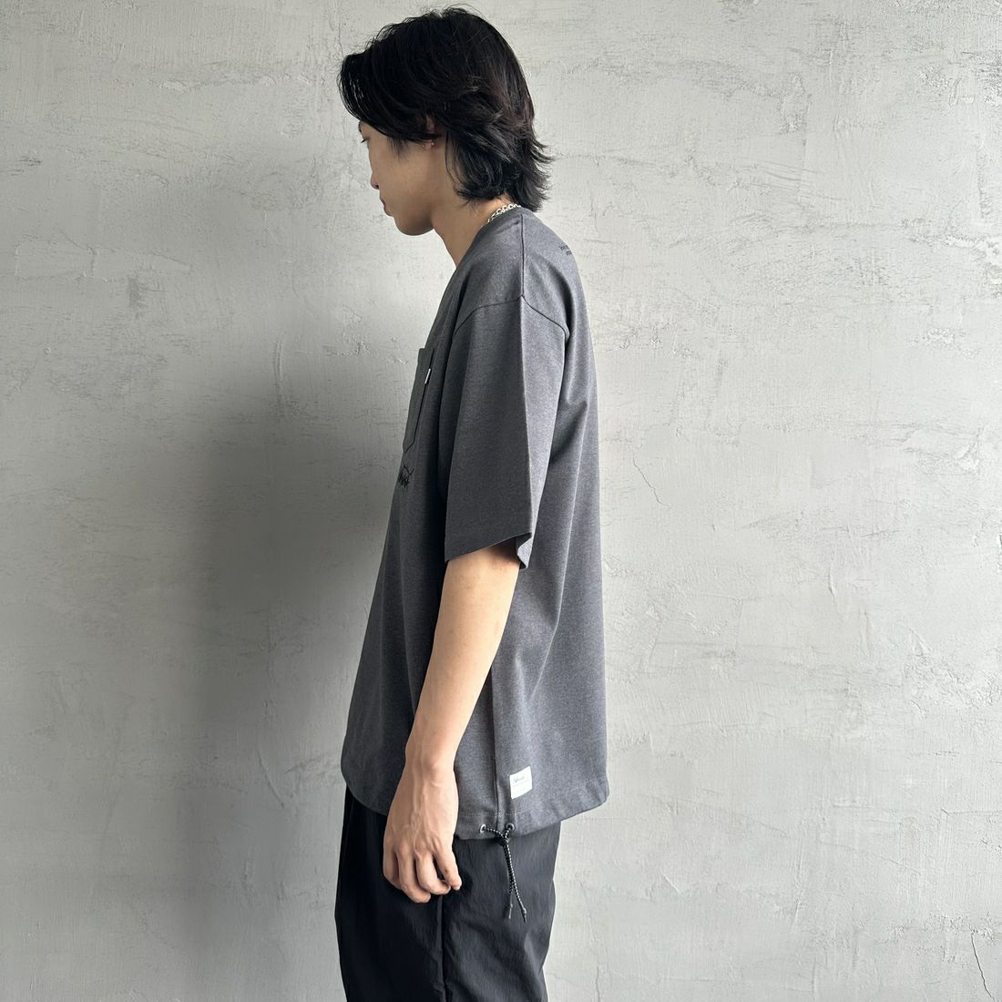 JEANSFACTORY × NANGA [ジーンズファクトリー × ナンガ] 別注 ルーズフィット ドローコードポケットTシャツ [NW25SS-JF5] CHARCOAL &&モデル身長：179cm 着用サイズ：L&&