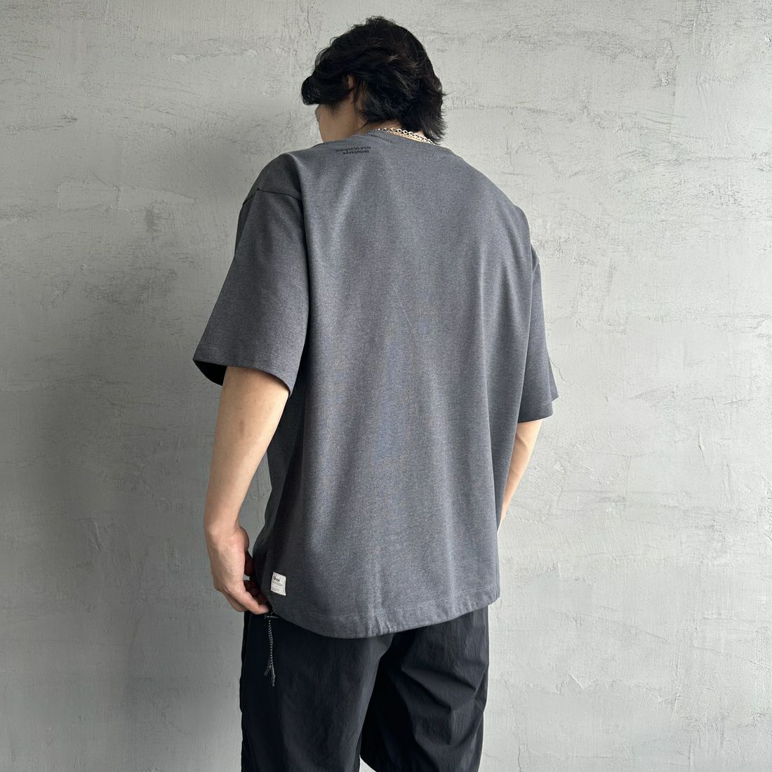 JEANSFACTORY × NANGA [ジーンズファクトリー × ナンガ] 別注 ルーズフィット ドローコードポケットTシャツ [NW25SS-JF5] CHARCOAL &&モデル身長：179cm 着用サイズ：L&&