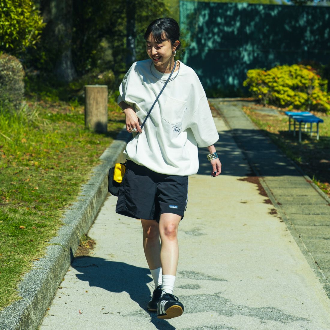 JEANSFACTORY × NANGA [ジーンズファクトリー × ナンガ] 別注 ルーズフィット ドローコードポケットTシャツ [NW25SS-JF5] WHITE &&モデル身長：150cm 着用サイズ：S&&