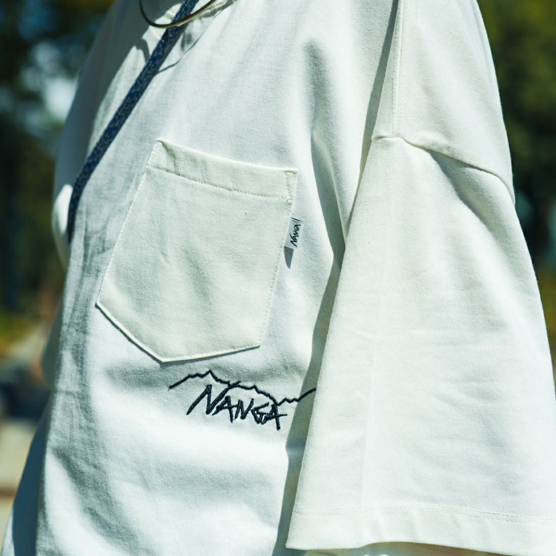 JEANSFACTORY × NANGA [ジーンズファクトリー × ナンガ] 別注 ルーズフィット ドローコードポケットTシャツ [NW25SS-JF5] WHITE