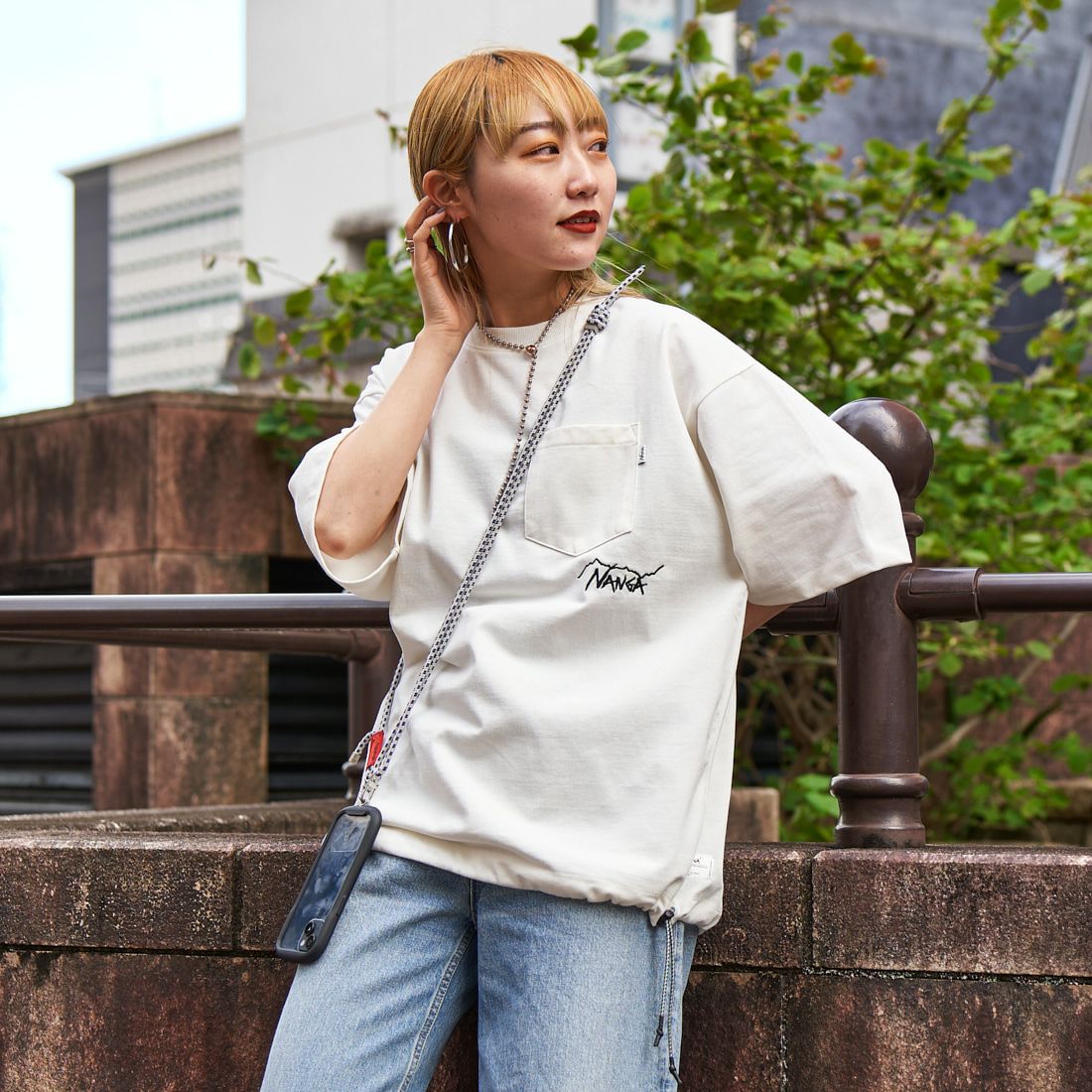 JEANSFACTORY × NANGA [ジーンズファクトリー × ナンガ] 別注 ルーズフィット ドローコードポケットTシャツ [NW25SS-JF5] WHITE &&モデル身長：156cm 着用サイズ：S&&