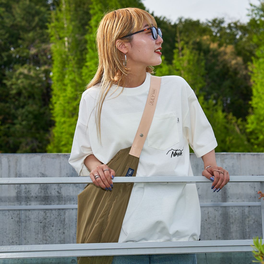 JEANSFACTORY × NANGA [ジーンズファクトリー × ナンガ] 別注 ルーズフィット ドローコードポケットTシャツ [NW25SS-JF5] WHITE &&モデル身長：156cm 着用サイズ：S&&