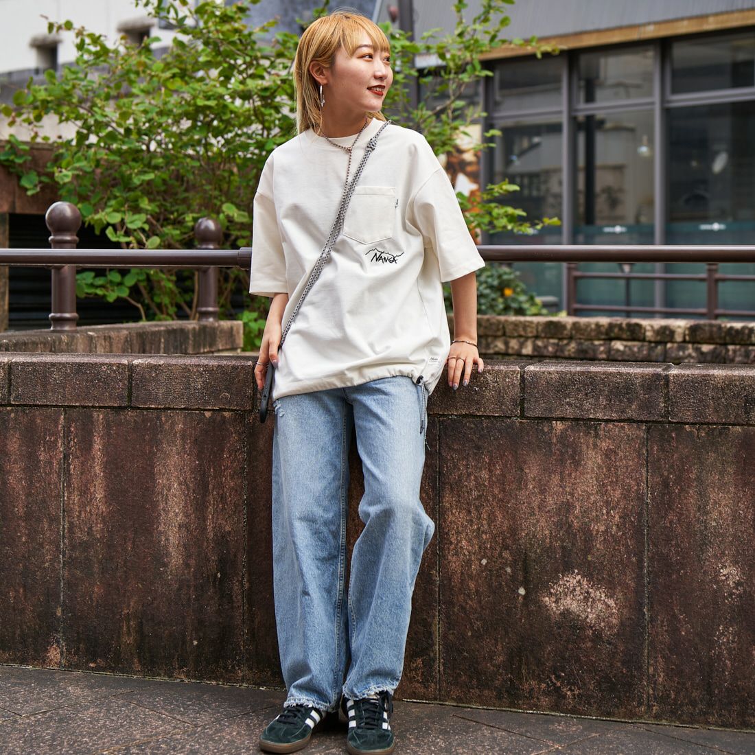 JEANSFACTORY × NANGA [ジーンズファクトリー × ナンガ] 別注 ルーズフィット ドローコードポケットTシャツ [NW25SS-JF5] WHITE &&モデル身長：156cm 着用サイズ：S&&