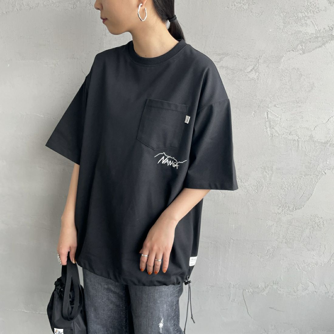 JEANSFACTORY × NANGA [ジーンズファクトリー × ナンガ] 別注 ルーズフィット ドローコードポケットTシャツ [NW25SS-JF5] BLACK &&モデル身長：156cm 着用サイズ：S&&