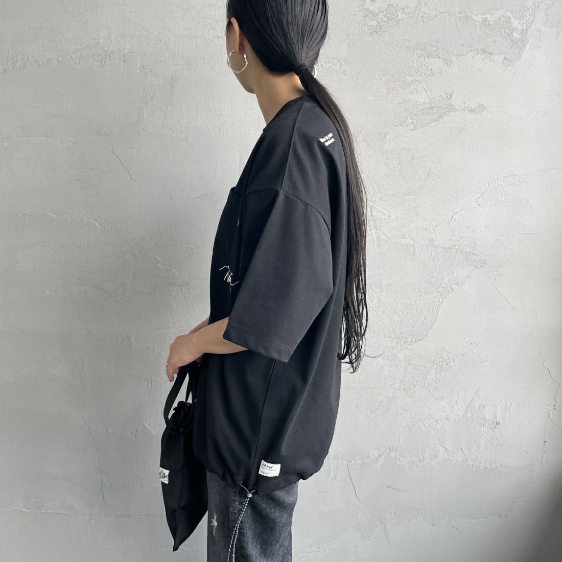 JEANSFACTORY × NANGA [ジーンズファクトリー × ナンガ] 別注 ルーズフィット ドローコードポケットTシャツ [NW25SS-JF5] BLACK &&モデル身長：156cm 着用サイズ：S&&