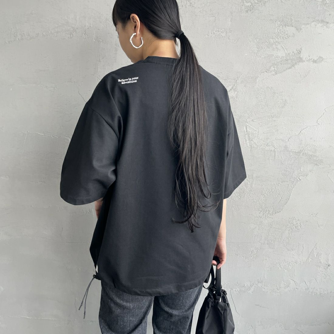 JEANSFACTORY × NANGA [ジーンズファクトリー × ナンガ] 別注 ルーズフィット ドローコードポケットTシャツ [NW25SS-JF5] BLACK &&モデル身長：156cm 着用サイズ：S&&